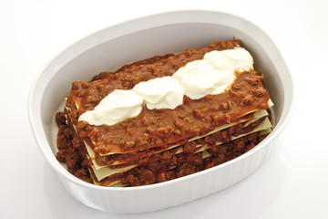 Roh Lasagna fertig zum Backen