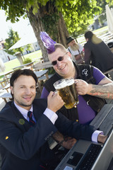 Deutschland,Bayern,Oberbayern,Geschäftsmann und Punk im Biergarten,Portrait