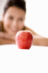 Junge Frau, die Apfel, lächelnd
