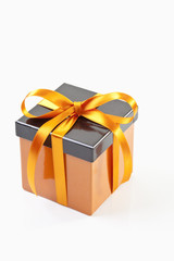 Geschenkbox auf weißem Hintergrund