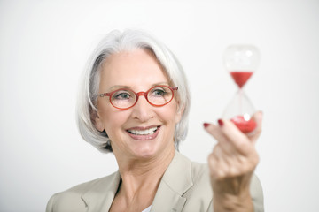 Ältere Geschäftsfrau,die Sanduhr,Portrait