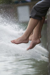 Zwei Männer, die Füße im Wasser , close-up