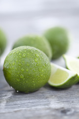 Scheiben von Kalk und Kalk , close up