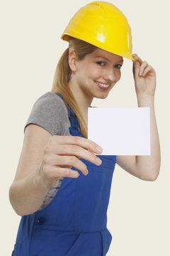Frau trägt schwer Hut und hält leeres Papier,Lächeln,Portrait