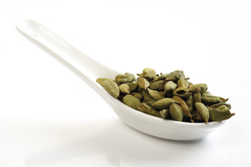 Grüne Kardamomkapseln