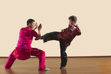 Fototapeta na wymiar Kung Fu,Changquan,Duilian,Lange Faust Style,Kung Fu Lehrer und Jungen (10-11)