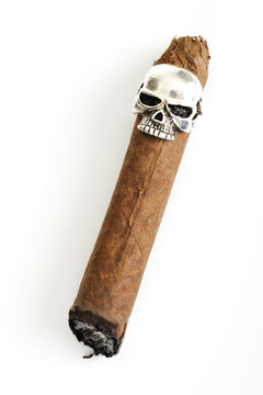 Totenkopf auf Zigarre