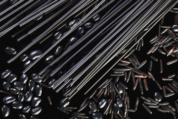 Schwarze Spaghetti, schwarze Bohnen und kanadischen Wildreis , close-up