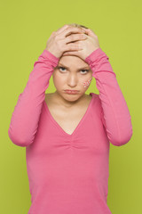 Junge Frau mit Kopfschmerzen,Portrait