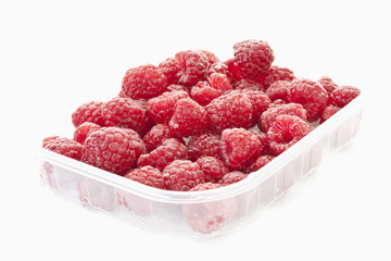 Himbeere in Kunststoff- Container auf weißem Hintergrund