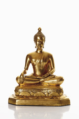 Statue des goldenen bhudda vor weißem Hintergrund