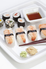 Maki-Sushi in quadratischen Platte auf weißem Hintergrund