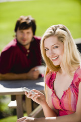 Deutschland,Bayern,Oberbayern,Junge Frau in beerg Arden mit Telefon,Portrait