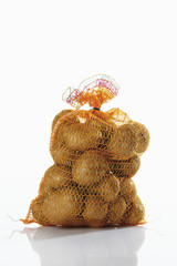 Sack Kartoffeln auf weißem Hintergrund