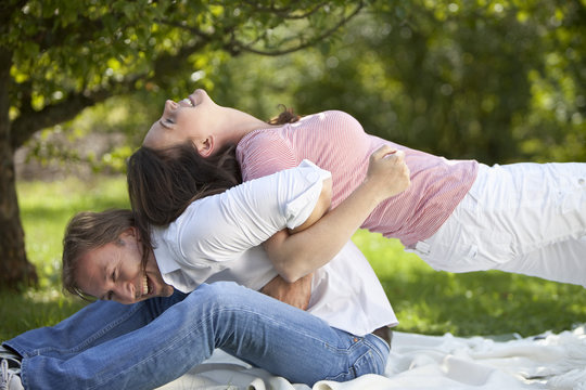 &nbsp;Paare, die Spa&szlig; am Picknick