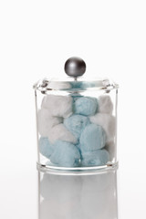 Cotton Bälle in Container auf weißem Hintergrund