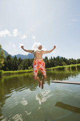 Italien,Südtirol,Mann springt in den See,Jubel,Portrait