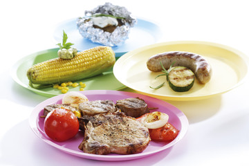 Gegrilltes Fleisch,Wurst und Gemüse auf Platten