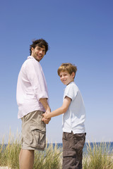 Deutschland,Ostsee,Vater und Sohn ( 8-9) l&auml;chelnd,Portr&auml;t