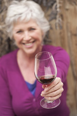 Italien,Südtirol,Ältere Frau mit Glas Wein,lächelnd,Porträt