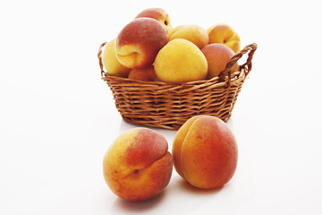 Aprikosen im Korb auf weißem Hintergrund, close up