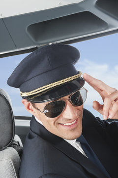 Deutschland,Bayern,M&uuml;nchen,Pilot Tragende Fliegerbrille und salutieren in Flugzeug-Cockpit,close up