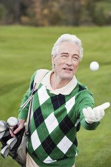 Italien,Kastelruth,Ältere Menschen spielen mit Golfball