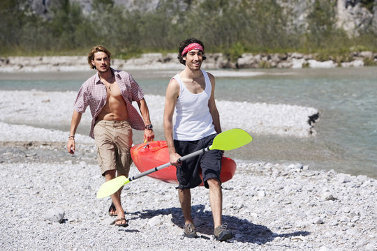 Deutschland,Bayern,T&ouml;lzer Land,M&auml;nner tragen Kajak