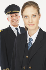  Kapitän und junge Stewardess vor weißen Hintergrund,lächelnd,Porträt