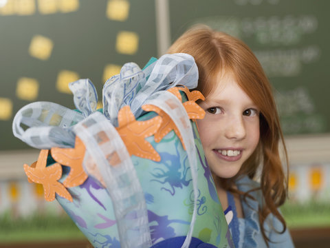 M&auml;dchen h&auml;lt schoolcone