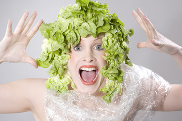 Junge Frau mit Salat auf dem Kopf , Portrait