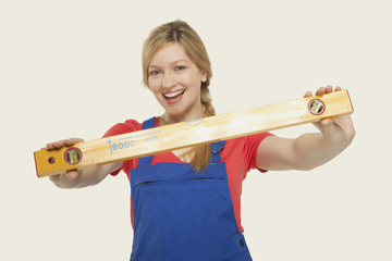 Junge Frau mit Wasserwaage,l&auml;chelnd,Portr&auml;t