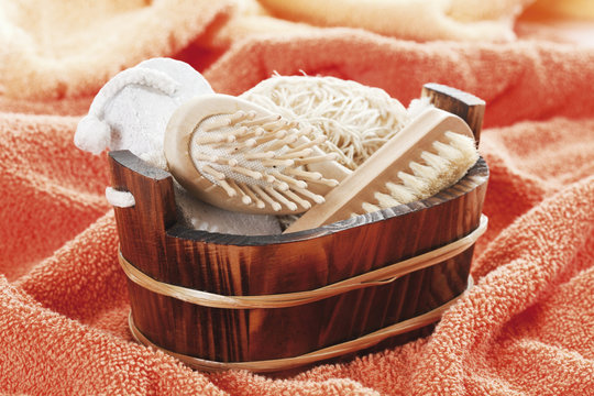 Korb mit Schw&auml;mmen,B&uuml;rsten und Bimsstein auf Handtuch