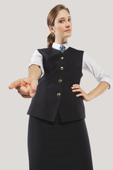 Nahaufnahme von zornigen jungen Stewardess Zeige vor weißem Hintergrund,Portrait