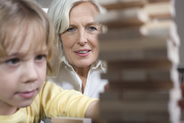 Großmutter spielen mit Enkel ( 8-9),Portrait