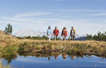 Vier Wanderer in der Landschaft