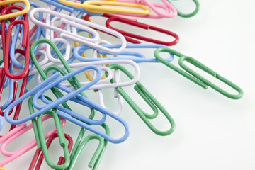 Stapel von bunten Büroklammern , erhöhte Ansicht