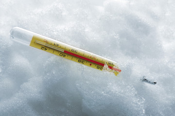 Fieberthermometer im Schnee,close-up
