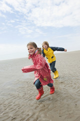 Deutschland,St. Peter-Ording,Nordsee,Kinder ( 6-9) auf Strand