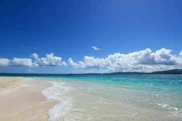 美しい沖縄のビーチと夏空