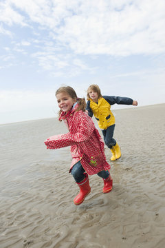 Deutschland,St. Peter-Ording,Nordsee,Kinder ( 6-9) auf Strand