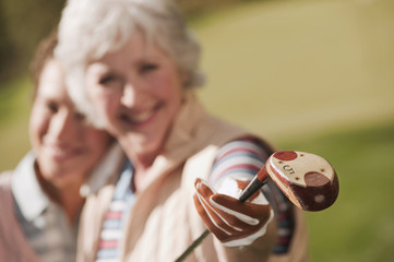 Italien,Kastelruth,Golfer auf dem Golfplatz,Lächeln,portrait