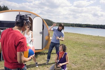 Obraz premium Deutschland,Leipzig,Ammelshainer See,Freunde in der Nähe von See