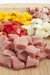 Fleisch und Gemüse werden zur Herstellung von Fleischspieß verwendet , close up
