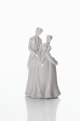 Fototapeta na wymiar Brautpaar Figur steht auf weißem Hintergrund