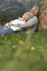 Fototapeta premium Österreich,Karwendel,älteres Paar in der Landschaft