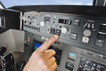 Deutschland,Bayern,München,Hand Pilotierung Flugzeug Ältere Flugkapitänsvon Flugzeug-Cockpit