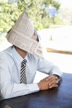 Man sitzt am Tisch,tragen Tschako