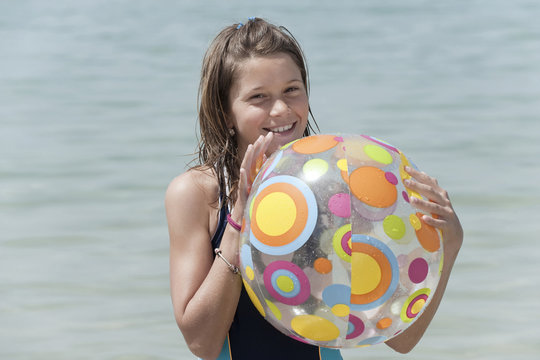 Spanien,Mallorca,M&auml;dchen (10-11) halten Strand Ball