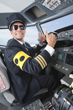 Deutschland,Bayern,München,Pilot mit Armbinde für Blinde Pilotierung Flugzeug von Flugzeug-Cockpit